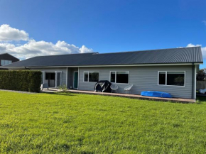 Spacious, modern, and central by the Seaside, Mangawhai
